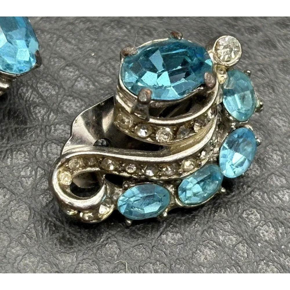 Vintage Art Deco Blue Crystal Rhinestone Clip Earrings Silver Tone